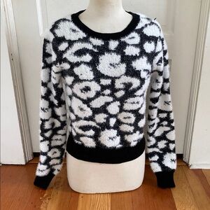 Black and White Patterned‎ Sweater Small